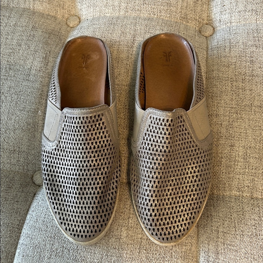 Frye Melanie Perth Mule sneakers in tan/gold perforated  leather size 9 - Picture 2 of 7